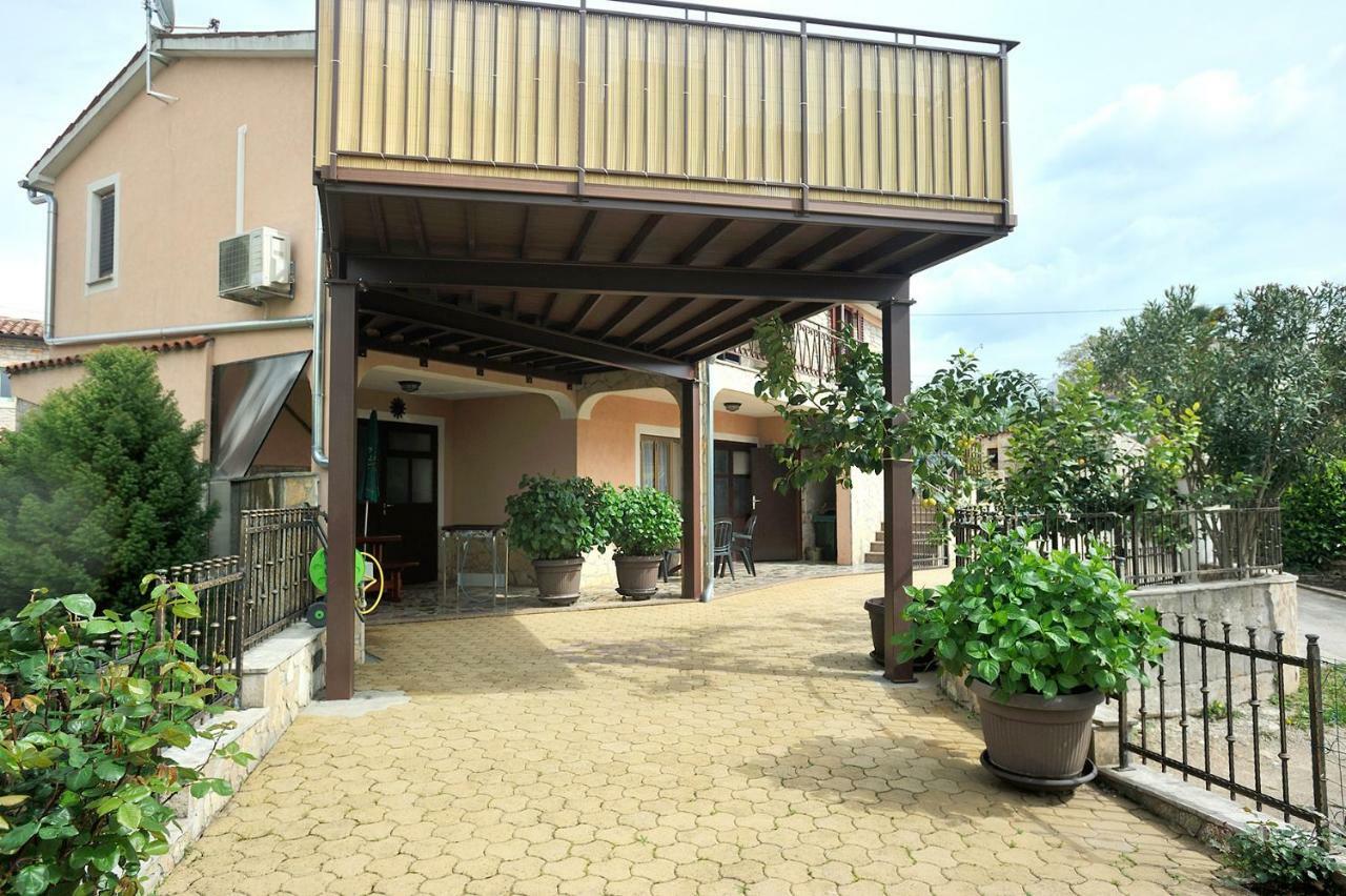 Villa Michelle Karojba Exterior photo