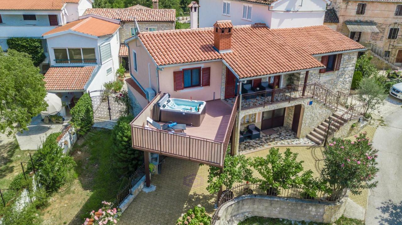 Villa Michelle Karojba Exterior photo