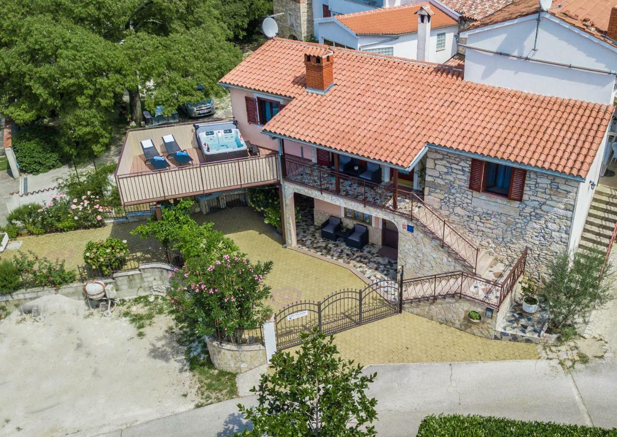 Villa Michelle Karojba Exterior photo